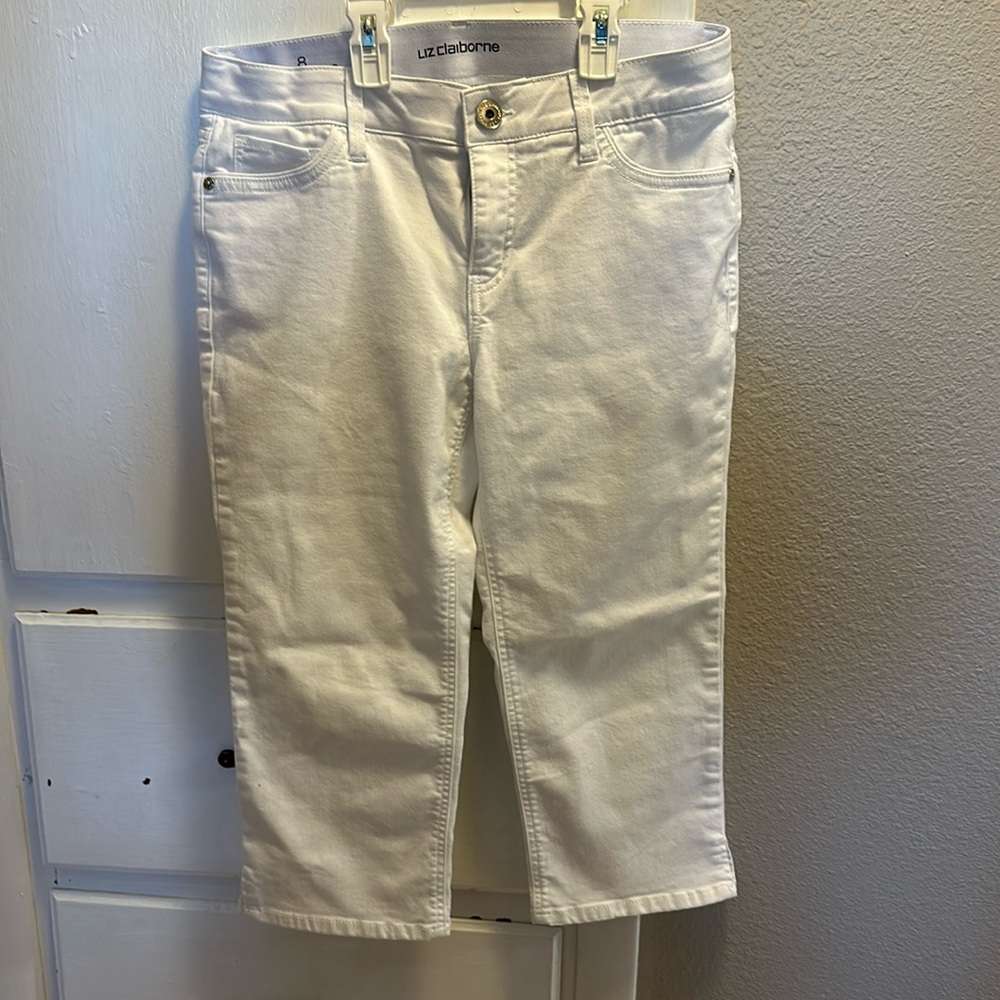 Liz Claiborne size 8 classic slim leg white capri
